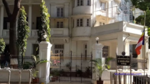 मुंबईतील राजगृह निवासस्थानाचे प्रवेशद्वार आणि तेथील वर्दळ.