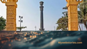 अरबी समुद्राच्या लाटा आणि चैत्यभूमी स्तूपाचे मनोहारी दृश्य.